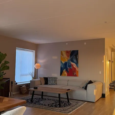 Apartment Modern Retreat With Balcony
